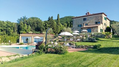 Ansicht vom Garten auf das Landhaus Lucerna – Pool & Yogaraum
