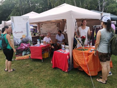 Das NEUE WEGE Team auf dem Yoga Beach Festival 2024