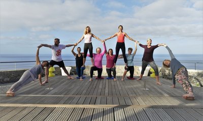 Yoga-Übungen mit Blick auf das Meer im Hotel Estalagem