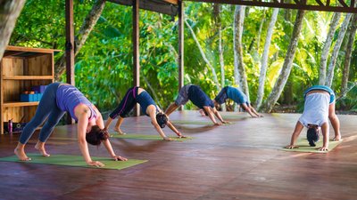 Yoga in der Gruppe stärkt Ihre Muskulatur