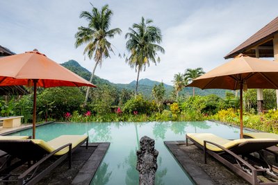 Den Ausblick vom Pool genießen
