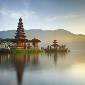 balinesischer Tempel auf einem See vor einer Berglandschaft