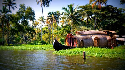 Entspannen Sie bei einer Fahrt auf den Backwaters in Kerala