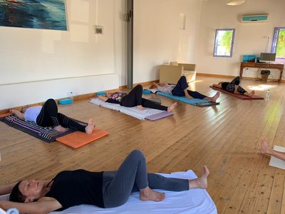 Die Gruppe genießt die Yoga-Stunden wieder gemeinsam