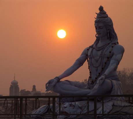 Eine hinduistische Götterstatue im Sonnenaufgang