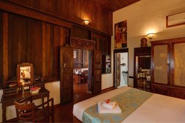 Traditionelle indische Einrichtung in der Zimmerkategorie "Kerala House" Traditionelle indische Einrichtung in der Zimmerkategorie "Kerala House"