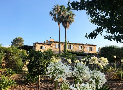 Tauchen Sie in die Atmosphäre einer über 300 Jahre alten Finca ein, die mitten im Grünen liegt!