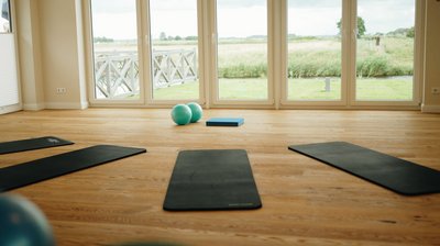 Der helle Yoga-Raum mit Blick ins Grüne