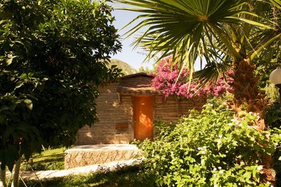 Das Seminarhaus Lykia überzeugt mit einer grünen Gartenlandschaft
