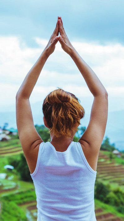 Yoga-Übungen mit Blick auf die grünen Reisterrassen