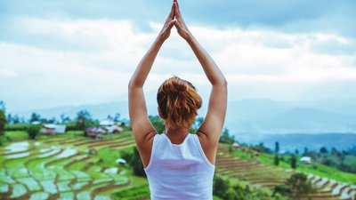 Yoga-Übungen mit Blick auf die grünen Reisterrassen