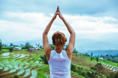 Yoga-Übungen mit Blick auf die grünen Reisterrassen