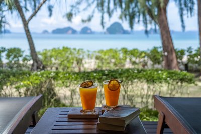 Abends im Sunset Restaurant mit Meerblick einen frischen Saft genießen