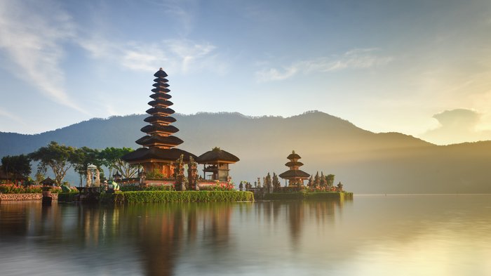 balinesischer Tempel auf einem See vor einer Berglandschaft