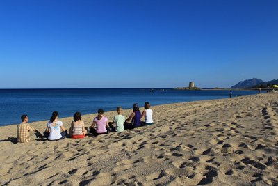 Während der Yoga-Woche im Hotel Galanias findet die Yoga-Stunde auch mal am Strand statt