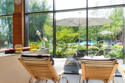 Schwingende Schaukelliegen sorgen für pure Entspannung im Ruheraum