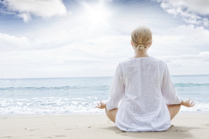 Portrait junger Frauen, die im Sommer Yoga praktiziert