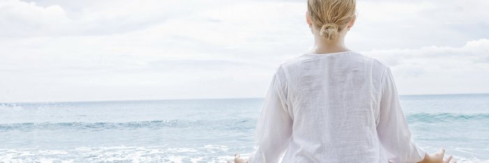 Portrait junger Frauen, die im Sommer Yoga praktiziert