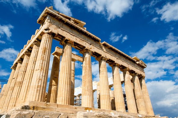 Ein griechischer Tempel, gehalten von vielen Säulen ohne Dach
