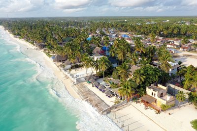 Am weißen Sandstrand spazieren
