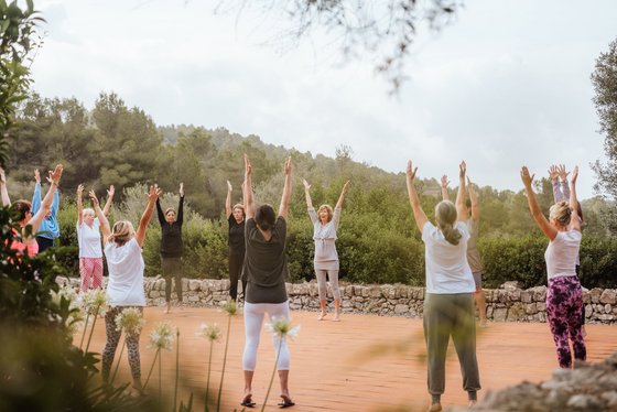 Yoga Unterricht an der frischen Luft
