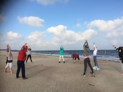 Yogaeinheiten mit Blick auf das Meer - auf Baltrum ist das möglich