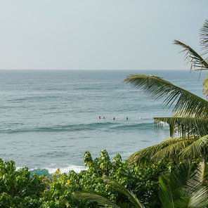 Surfer im Meer vor der Küste