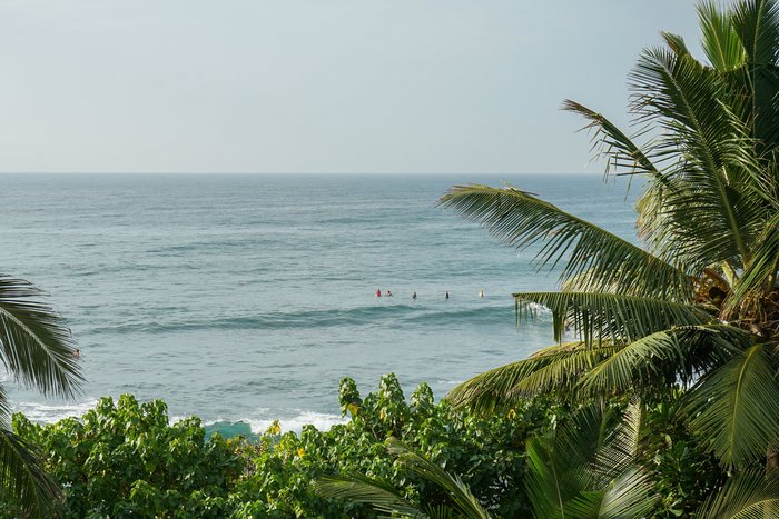 Surfer im Meer vor der Küste