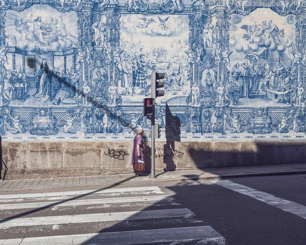 Eine Kirche mit traditionellen Azulejo-Fliesen bedeckt, die Szenen aus dem Leben der Heiligen darstellt