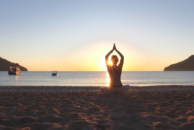 Genießen Sie achtsame Meditationen zum Sonnenaufgang am Strand der Lykischen Küste