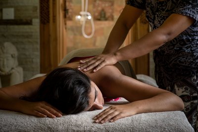 Bei einer Massage im Sun Suko den Tag Revue passieren lassen