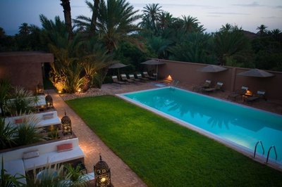 Entspanne im Pool unter Palmen im Riad Dar Chaama