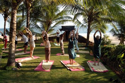 Üben Sie gemeinsam in der Gruppe an einem traumhaften Ort Yoga