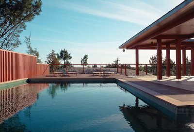 Genießen Sie den Sonnenschein und die Aussicht auf der Terrasse des Pools