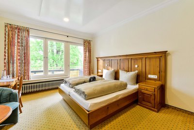 Vom Balkon der Komfort-Doppelzimmer blicken Sie auf weitläufige Wiesen