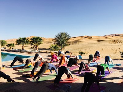 In Merzouga erwarten Sie Yogaeinheiten am Pool mit Blick auf die beeindruckenden Dünen.