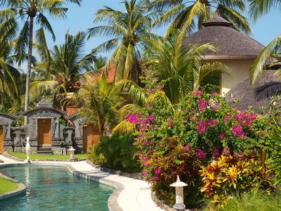 Das urige balinesische Tor verleiht der Villa im üppig bunten Grün eine besondere Atmosphäre 
