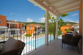 Blick vom Gartenzimmer auf den blauen Pool Blick vom Gartenzimmer auf den blauen Pool