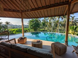 Traumhafter Blick aus der Villa über den Pool 