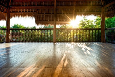 Yoga üben beim Sonnenaufgang