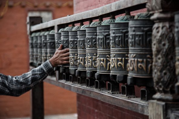 Eine tibetische Gebetsmühle mit aufgedruckten Gebeten