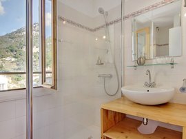 Modernes Badezimmer mit Blick auf die Berge Modernes Badezimmer mit Blick auf die Berge