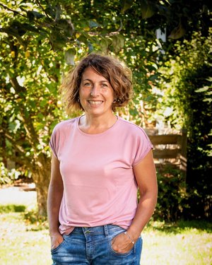 NEUE WEGE Yogalehrerin Manuela Kremmeter NEUE WEGE Yogalehrerin Manuela Kremmeter
