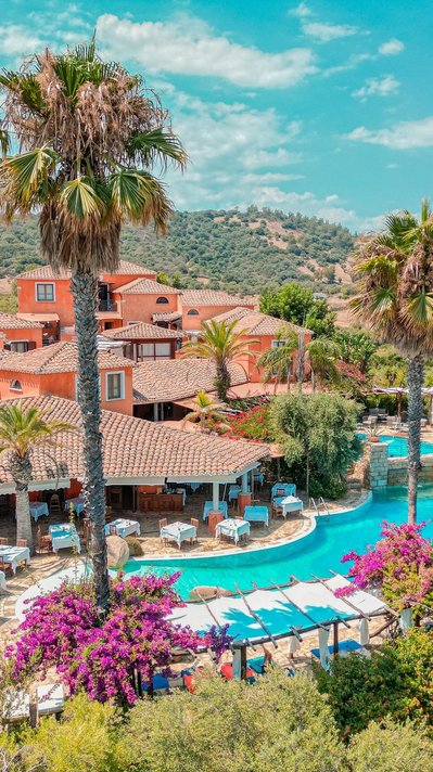 Das Hotel Galanias inmitten der Palmen