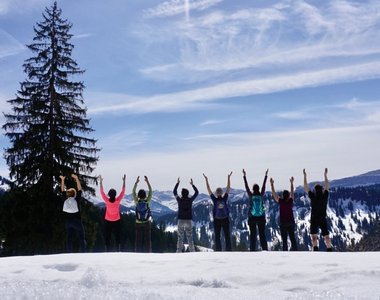 Die Gruppe genießt eine Schneewanderung während ihres Yoga Urlaubs 