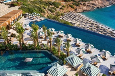 Entspannen Sie am Pool mit traumhaften Ausblick über die Bucht. 