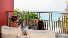 Auf dem privaten Balkon Cocktails mit Blick auf das Meer genießen Auf dem privaten Balkon Cocktails mit Blick auf das Meer genießen