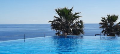 Der infinity-pool mit Ausblick auf das Meer
