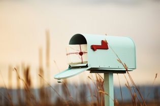 Ein türkiser altmodischer Briefkasten mit Post