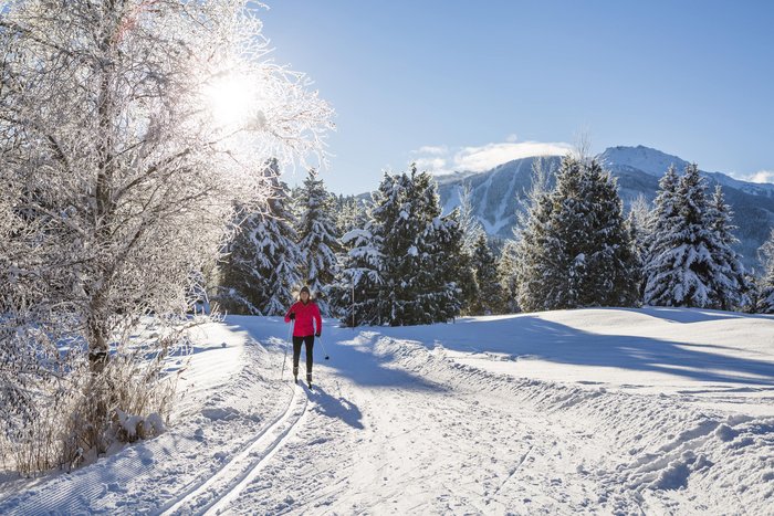 Frau beim Skilanglauf in Winterlandschaft